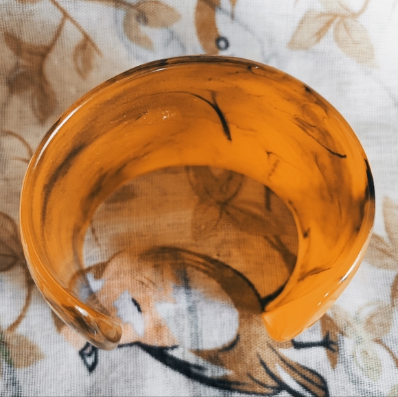 Wide Caramel Amber Swirled Dark Butterscotch Lucite Cuff Bangle Bracelet Vintage - Picture 5 of 11